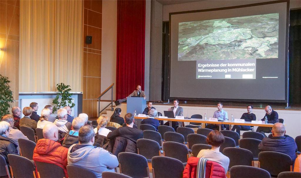 Die Kommunale Wärmeplanung wird im Uhlandbau vorgestellt. Das Interesse ist allerdings eher überschaubar. Foto: Friedrich
