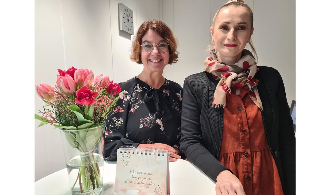 Die Supermarktkasse als Trainingsort Die Kommunikations- und Körpersprachetrainerin Stefanie Wally (li.) mit der Beauftragten für Chancengleichheit am Arbeitsmarkt der Agentur für Arbeit Nagold-Pforzheim, Stefanie Matthes-Baum. Foto: Metzbaur