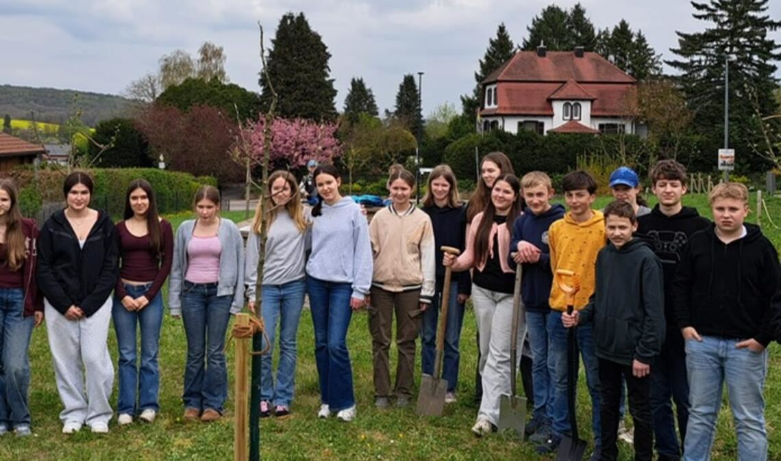 Die Konfirmanden aus Lienzingen, Lomersheim und Dürrmenz pflanzen den zwölften und letzten Baum auf der „Konfi-Wiese“ bei der Frauenkirche. Foto: privat