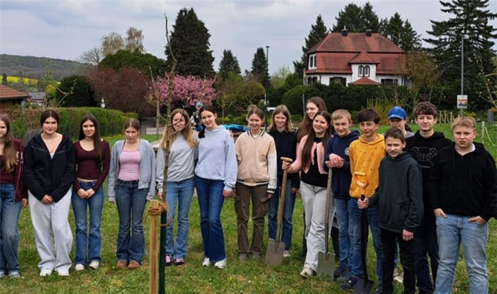Die Konfirmanden aus Lienzingen, Lomersheim und Dürrmenz pflanzen den zwölften und letzten Baum auf der „Konfi-Wiese“ bei der Frauenkirche. Foto: privat