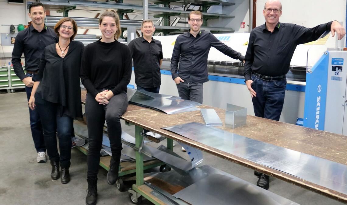 Die Konzentration auf die jeweiligen Stärken ist das, was die Zusammenarbeit von Hanna (vorne) und David Schaaf (2. v. r.)  bei der Schaaf GmbH aus Stuttgart ausmacht.