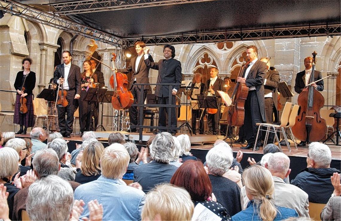 Die Konzertbesucher feiern den Cellisten Daniel Müller-Schott und das württembergische Kammerorchester Heilbronn mit seinem Leiter Ruben Gazarian (Mitte).