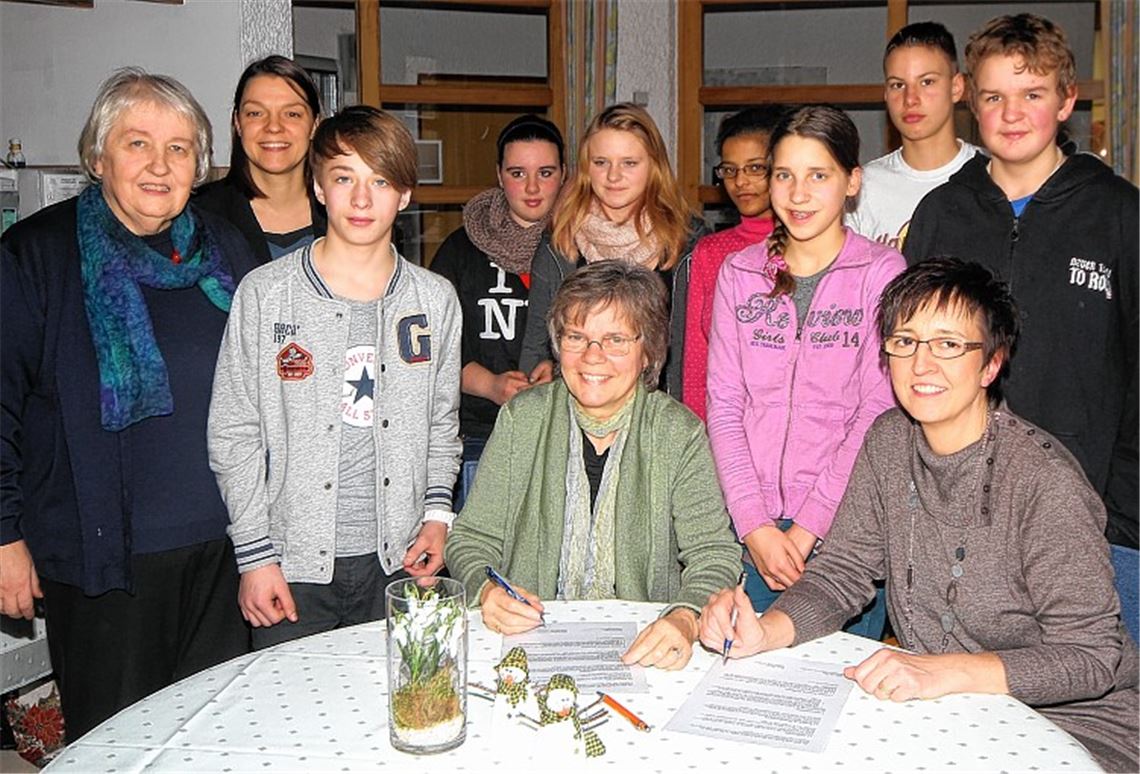 Die Kooperation zwischen der Uhlandschule und dem Seniorenzentrum St. Franziskus wird erstmals schriftlich besiegelt: Am Tisch Alexandra Rapp vom Mehrgenerationenhaus (re.) und Rektorin Birgid Klepper; stehend von links die pädagogischen Fachkräfte Barbara Zick und Christine Reith.