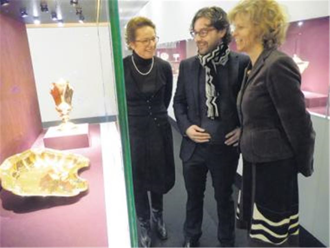Die Kooperationspartner, die die glanzvolle Schau in Pforzheim ermöglicht haben, nehmen sich vor der Eröffnung noch Zeit für einen Rundgang (v.li.): Cornelie Holzach, Leiterin des Schmuckmuseums Pforzheim, und Kurator Paulus Rainer vom Kunsthistorischen Museum Wien.
Foto: Roth 