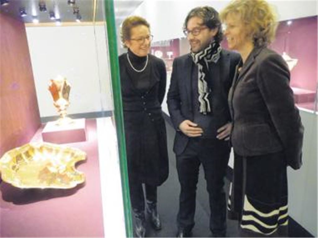 Die Kooperationspartner, die die glanzvolle Schau in Pforzheim ermöglicht haben, nehmen sich vor der Eröffnung noch Zeit für einen Rundgang (v.li.): Cornelie Holzach, Leiterin des Schmuckmuseums Pforzheim, und Kurator Paulus Rainer vom Kunsthistorischen Museum Wien.
Foto: Roth 