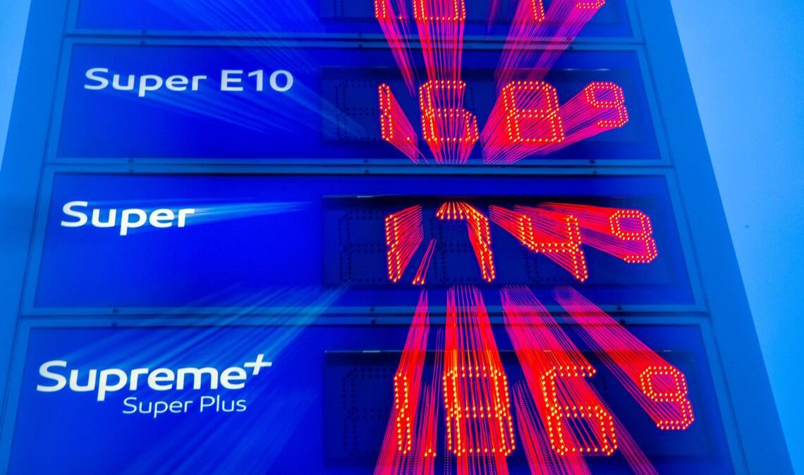 Die Kosten für Sprit an den Tankstellen lagen im Januar deutlich über den Dezemberpreisen.