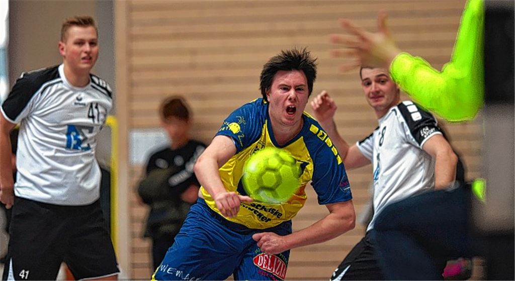 Die Kräfteverhältnisse im Auftaktspiel: Mühlackers Rückraumspieler Jannick Fuchs (Mitte) tankt sich durch die Wiernsheimer Abwehr; Lukas Augsten (li.) und Tim Wein können nur zuschauen.Schüller