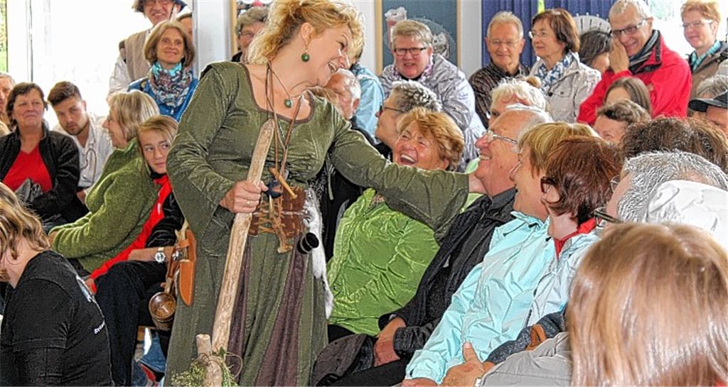 Die Kräuterhexe der Laterna Mystica verzaubert ihr Publikum.