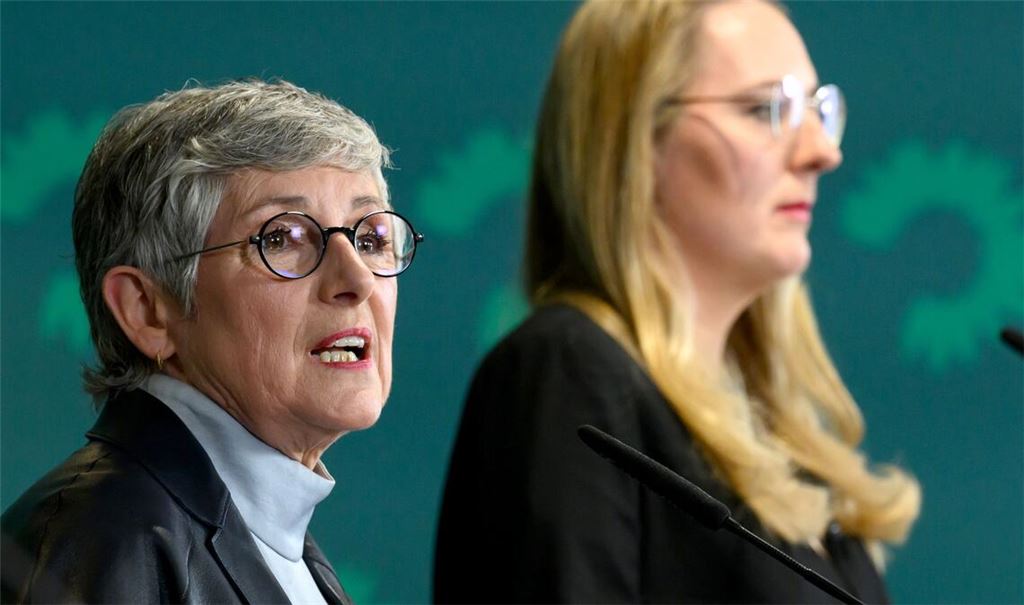 Die Krankenkassenbeiträge könnten sinken, rechnen die Fraktionsvorsitzenden der Grünen, Britta Haßelmann und Katharina Dröge, vor.