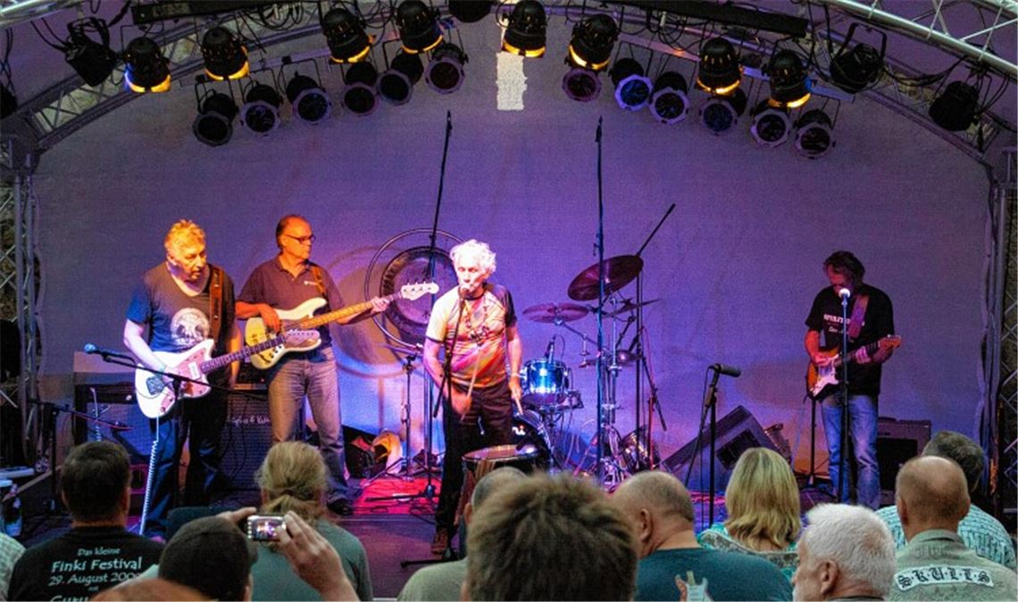 Die Krautrockband Guru Guru begeistert beim Konzert auf der Burg Löffelstelz im Rahmen der Open Air Reihe „Kultur auf der Burg“. 