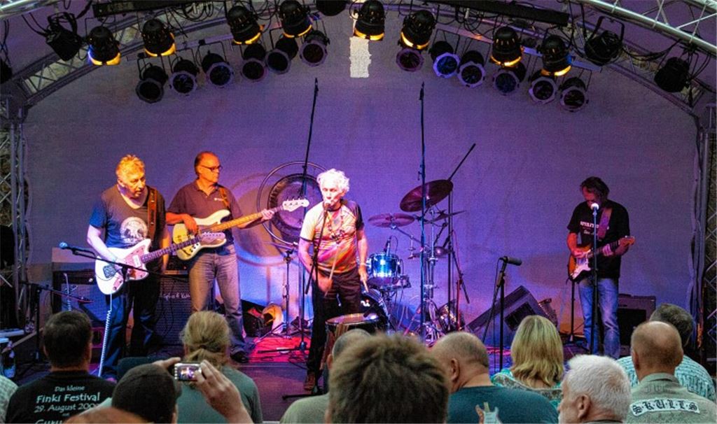 Die Krautrockband Guru Guru begeistert beim Konzert auf der Burg Löffelstelz im Rahmen der Open Air Reihe „Kultur auf der Burg“. 