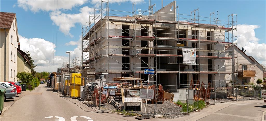 Die Kreisbau Enz-Neckar errichtet aktuell drei Mehrfamilienhäuser im Mühlacker Wohngebiet Bannholz. Doch auch dieses Projekt leidet unter Lieferschwierigkeiten. Foto: Fotomoment