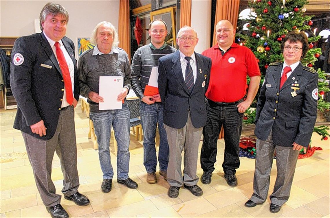 Die Kreisbereitschaftsleiter Wolfgang Haalboom (li.) und Liliane Augenstein sowie Ausbildungsleiter Michael Storz (2. v.r.) ehrten langjährige Ausbilder. Unser Bild zeigt (ab 2. v. li): Rolf Böckle, Frank Seemann und Edgar Bügel. Foto: privat
