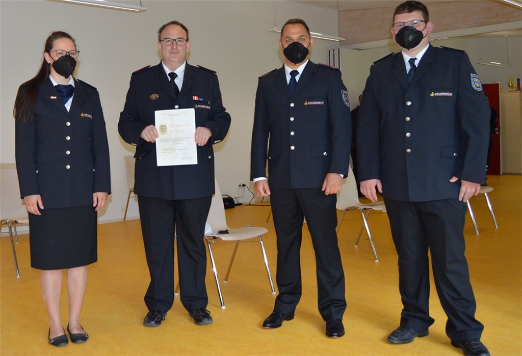 Die Kreisjugendfeuerwehr ehrt Stefan Schäfer (2.v.li.). Foto: privat