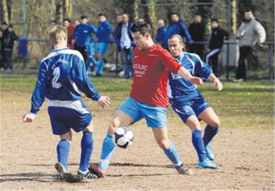 Die Kreisliga-Mannschaft aus Mühlacker (rotes Trikot) gibt alles, kommt vor heimischem Publikum gegen den Tabellensiebten aus Neuhausen jedoch nur zu einem 1:1. Foto: Fotomoment