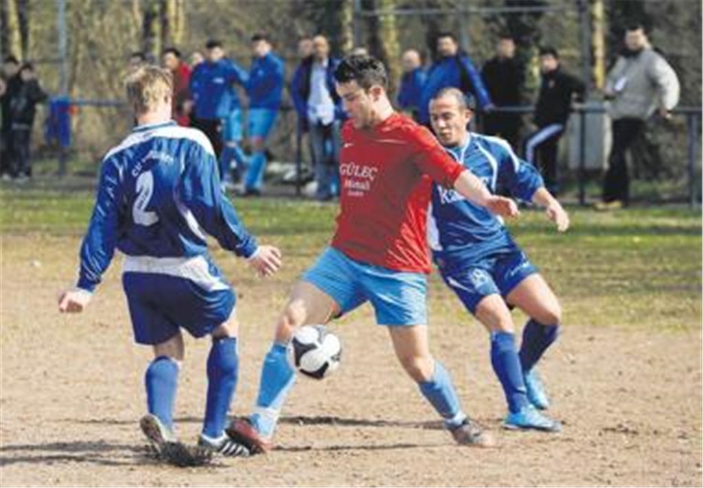 Die Kreisliga-Mannschaft aus Mühlacker (rotes Trikot) gibt alles, kommt vor heimischem Publikum gegen den Tabellensiebten aus Neuhausen jedoch nur zu einem 1:1. Foto: Fotomoment