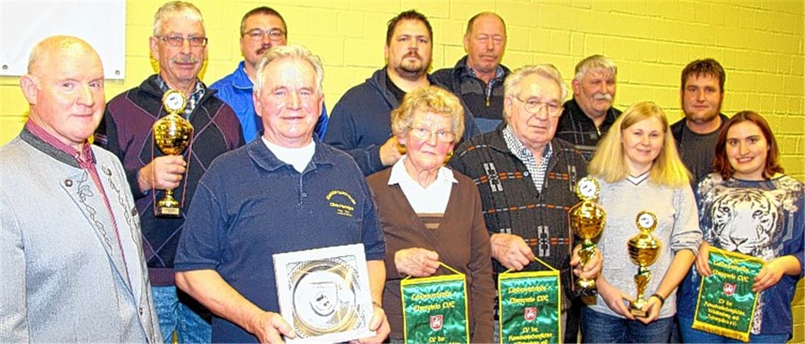 Die Kreissieger sowie die Preisträger für das beste Tier und des Landesverband-Ehrenpreises: Erste Reihe v.li.: Herbert Albrecht, Kurt Essich, Lore Kennin, Paul Rapp, Christa Jaus, Tamara Maxeiner. Zweite Reihe v.li.: Werner Staiger, Achim Kuhnle, Philipp Rahn, Manfred Scheffelmeier, Thomas Eschenbacher sowie Tobias Bernhardt.