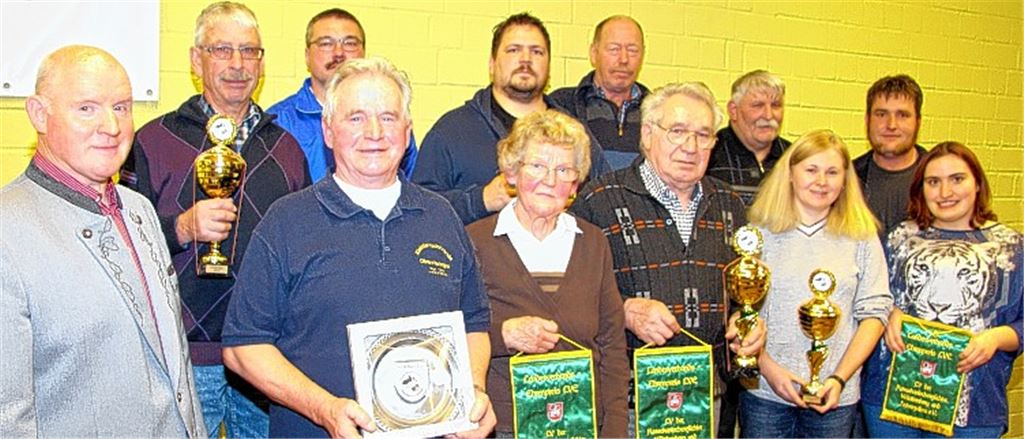 Die Kreissieger sowie die Preisträger für das beste Tier und des Landesverband-Ehrenpreises: Erste Reihe v.li.: Herbert Albrecht, Kurt Essich, Lore Kennin, Paul Rapp, Christa Jaus, Tamara Maxeiner. Zweite Reihe v.li.: Werner Staiger, Achim Kuhnle, Philipp Rahn, Manfred Scheffelmeier, Thomas Eschenbacher sowie Tobias Bernhardt.