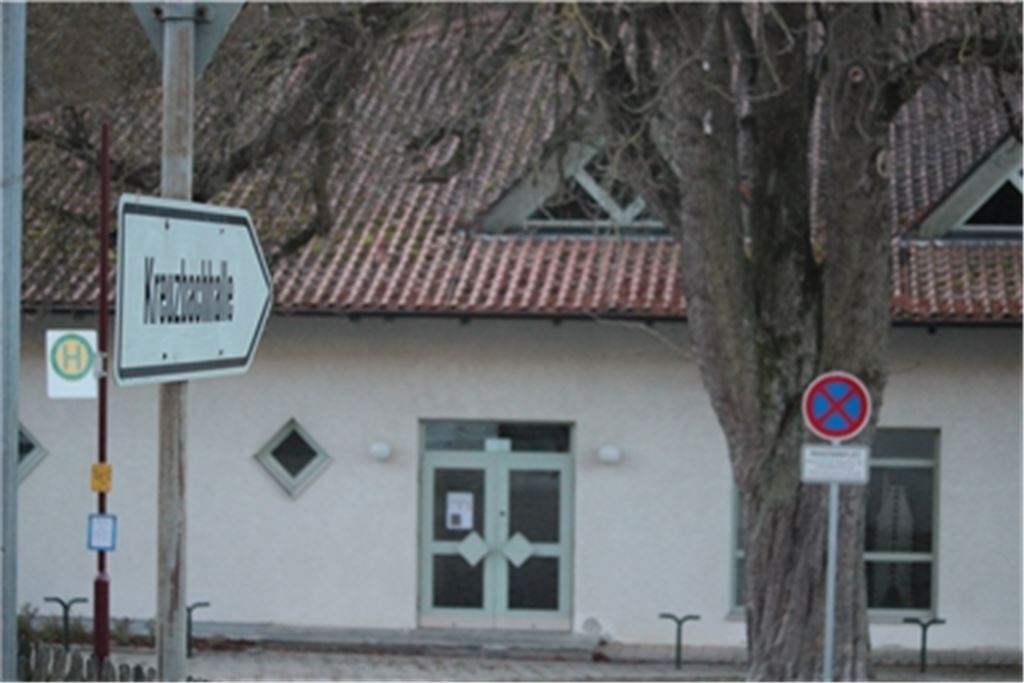 Die Kreuzbachhalle in Iptingen ist in die Jahre gekommen und soll deshalb umfassend modernisiert werden. Dafür hat die Gemeinde Wiernsheim zuletzt Zuschüsse bewilligt bekommen. Foto: Huber