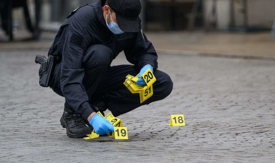 Die Kriminaltechniker untersuchen weiterhin den Tatort.