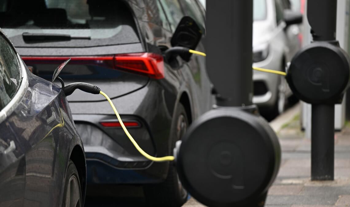 Die Krise in der Auto-Industrie hat nach Angaben des Branchenverbandes VDA seit 2019 fast 120.000 Jobs in Deutschland gekostet. (Symbolbild)