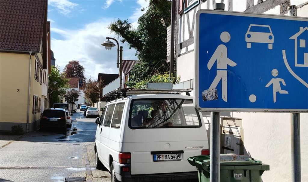 Die Krumme Gasse in Dürrmenz ist ein verkehrsberuhigter Bereich, der auch künftig keine Fahrbahnschwellen bekommt. Foto: Deeg