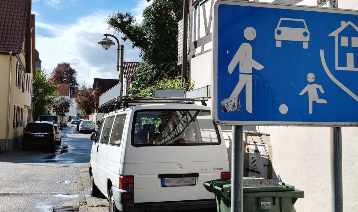 Die Krumme Gasse in Dürrmenz, wo viele Familien mit Kindern wohnen. Foto: Deeg