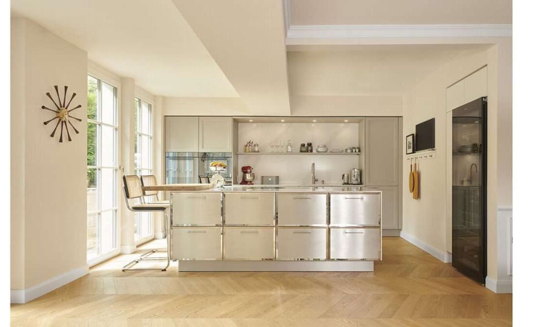 Die Küche des Kaffeemühlen-Hauses in Stuttgart  wurde mit einer Edelstahlküche im Beaux-Arts-Style ausgestattet.