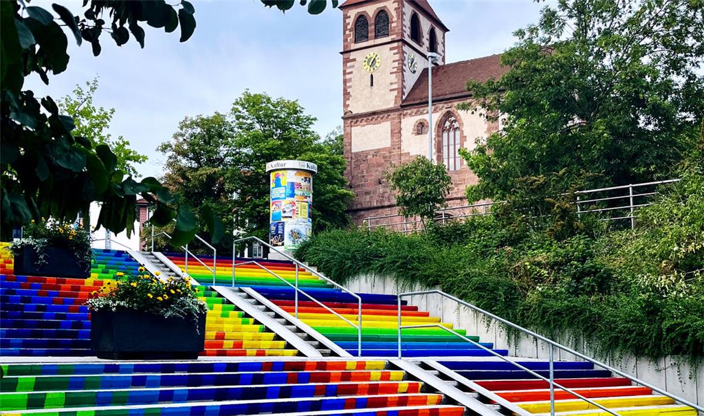 Die Künstler Bart Dewijze und Linda Wendel haben jüngst in Pforzheim mit dem Projekt „Farbstufen“ für Furore gesorgt. Fotos: The Artpole