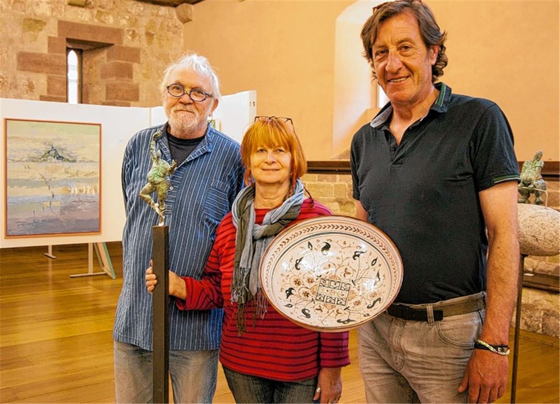 Die Künstler Uwe Middel (li.), Ute Middel und „Eloy“ Moreno Narro beim Aufbau in der Stadthalle.