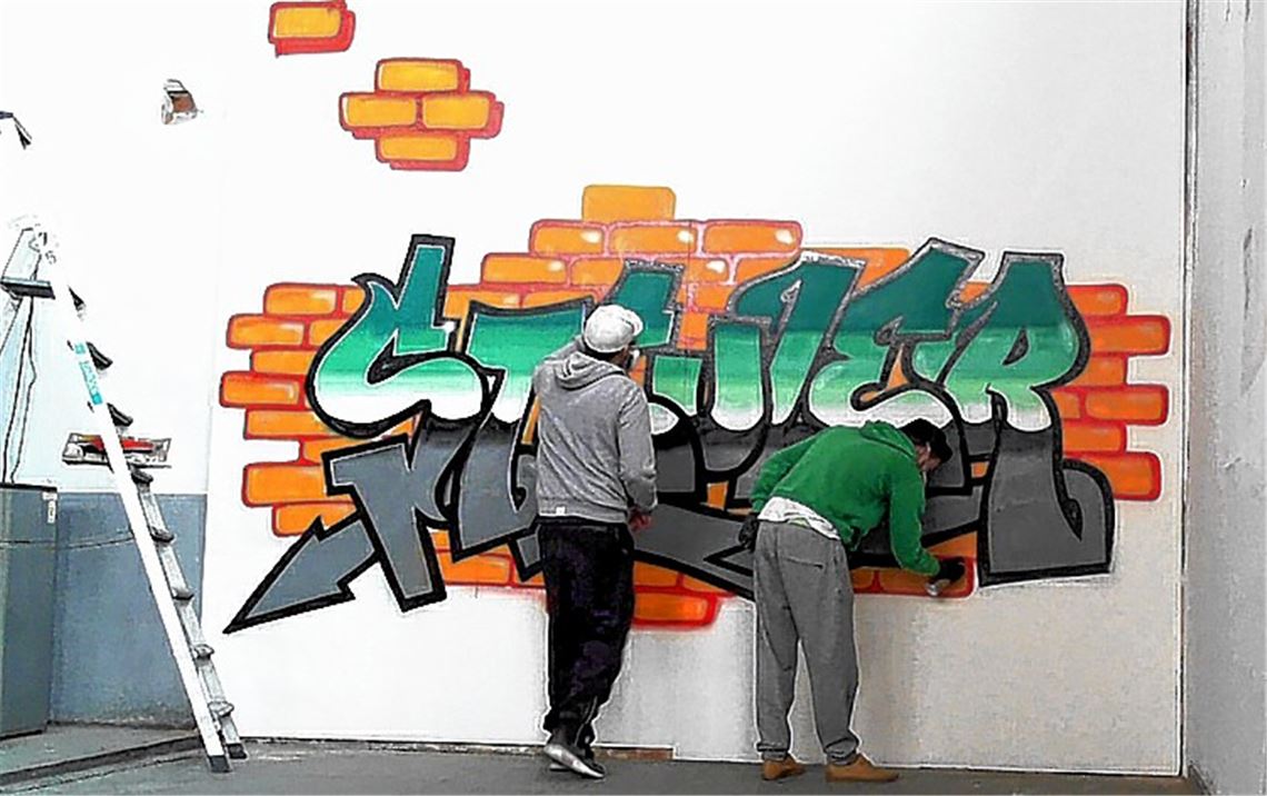 Die Künstler sind bei der Arbeit. Hier entsteht gerade die Vorlage für das Graffito mit dem Schriftzug der Firma Steuler. Fotos: privat