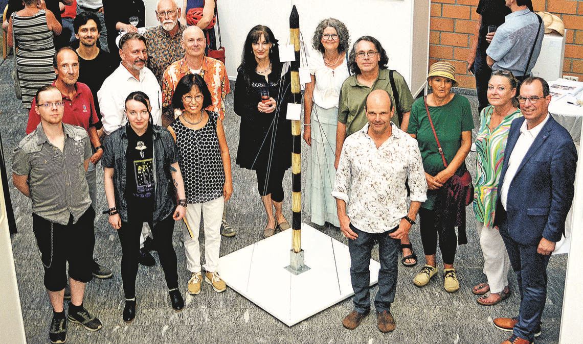 Kunst aus und über Mühlacker Die Künstlergruppe mit OB Frank Schneider (re.), Musiker Damian Schütze (3. v. li.) und Dr. Markus Maisel (4. v. li.). Fotos: Stahlfeld