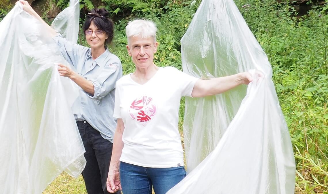 Die Künstlerinnen Sibylle Burrer (re.) und Britta M. Ischka (li.) beim Aufbau einer Bewegungsinstallation: Transparent aufgehängte Folien bewegen sich im Wind und verändern dabei ständig ihre Form, wodurch fließende Bewegungen entstehen. Fotos: Müller