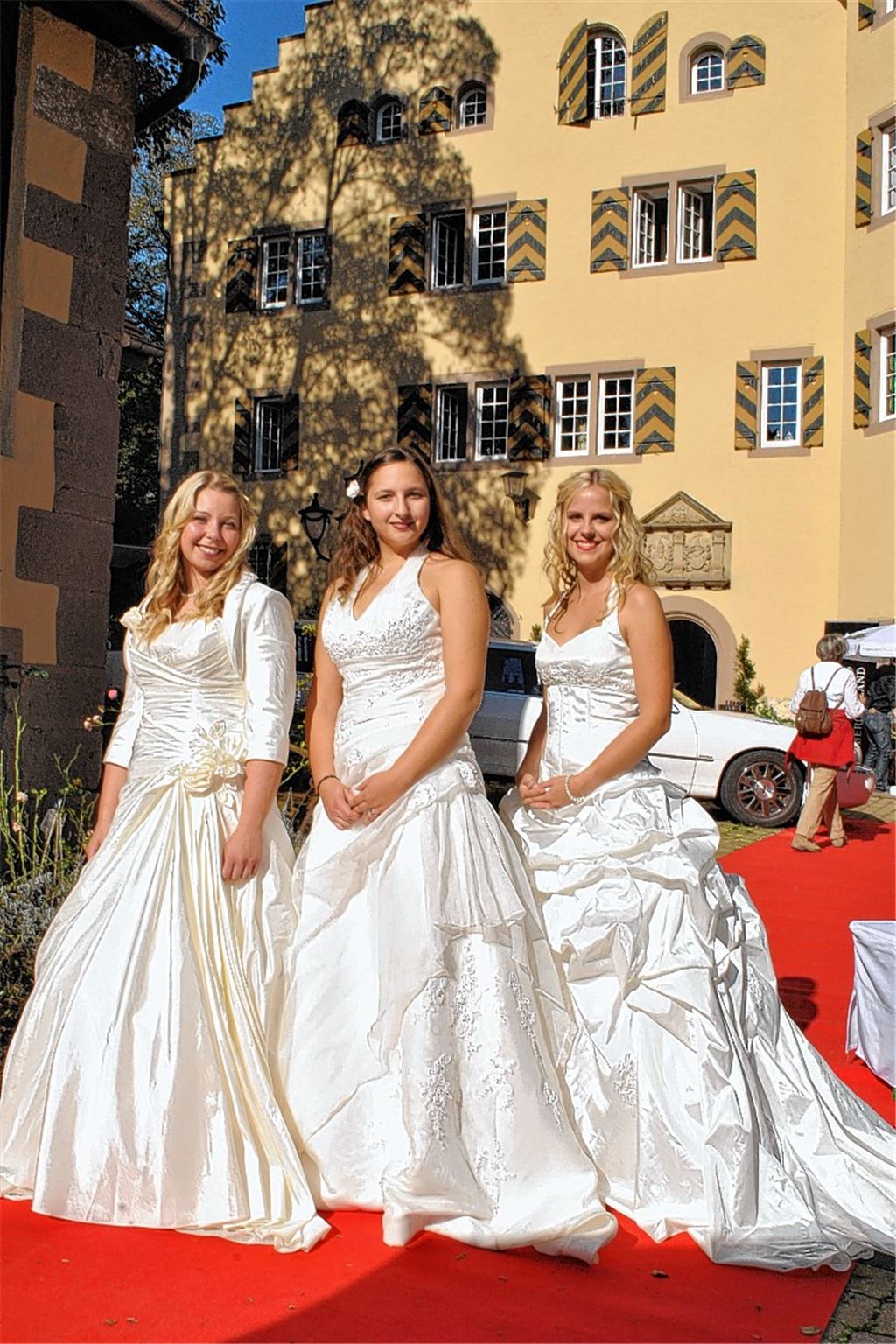 Die Kulisse passt: Elegante Bräute posieren vor dem Mühlhäuser Schloss.