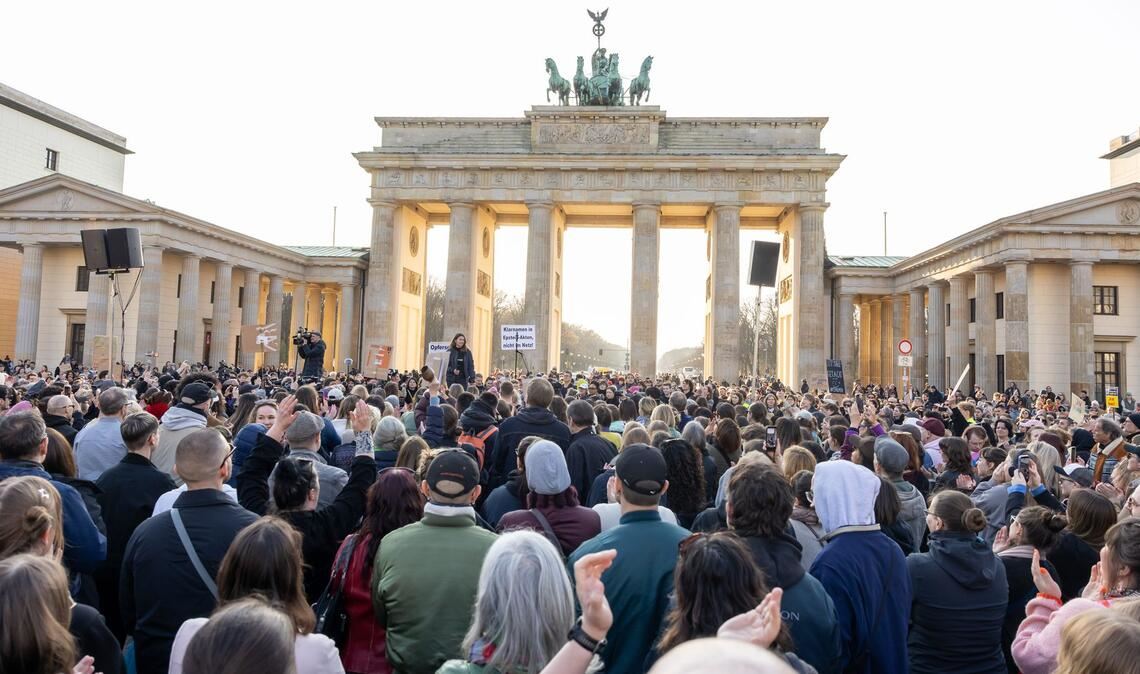 Die Kundgebung am Brandenburger Tor fand nach Angaben der Veranstalter wegen der aktuellen Diskussion in Solidarität mit der Moderatorin und Schauspielerin Collien Fernandes statt.