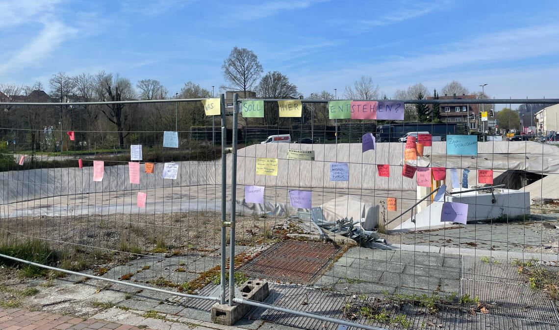 Die Kunstaktion am Mühlehof-Loch ist nicht ohne Folgen geblieben. Am Zaun wurden Zettel mit Ideen angebracht. Fotos: privat