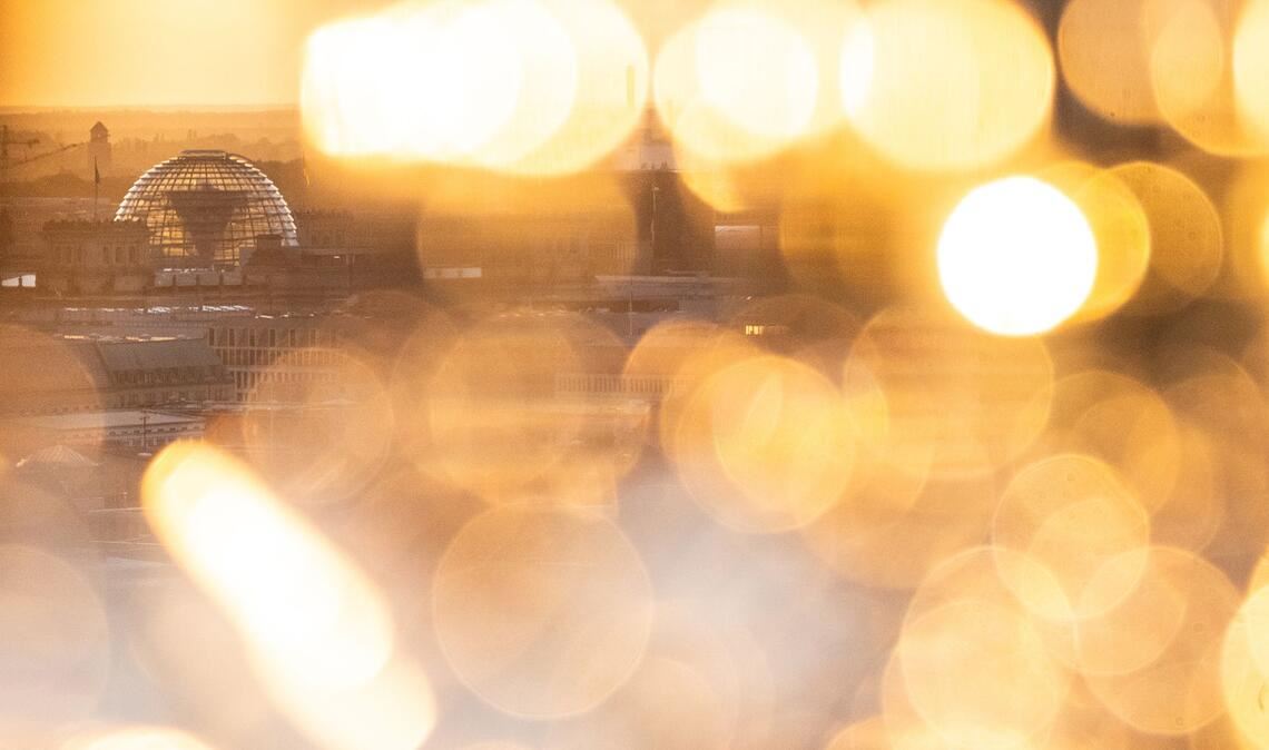 Die Kuppel des Bundestags ist im Licht der untergehenden Sonne zu sehen.