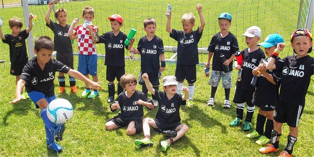 „Die Kurzen und die Langen“ sind eine von sieben Gruppen, in die die Organisatoren die Pfingstcamp-Teilnehmer in Illingen eingeteilt haben. Der sechsjährige Arda Mat demonstriert seine beeindruckende Balljonglage. Foto: Fotomoment