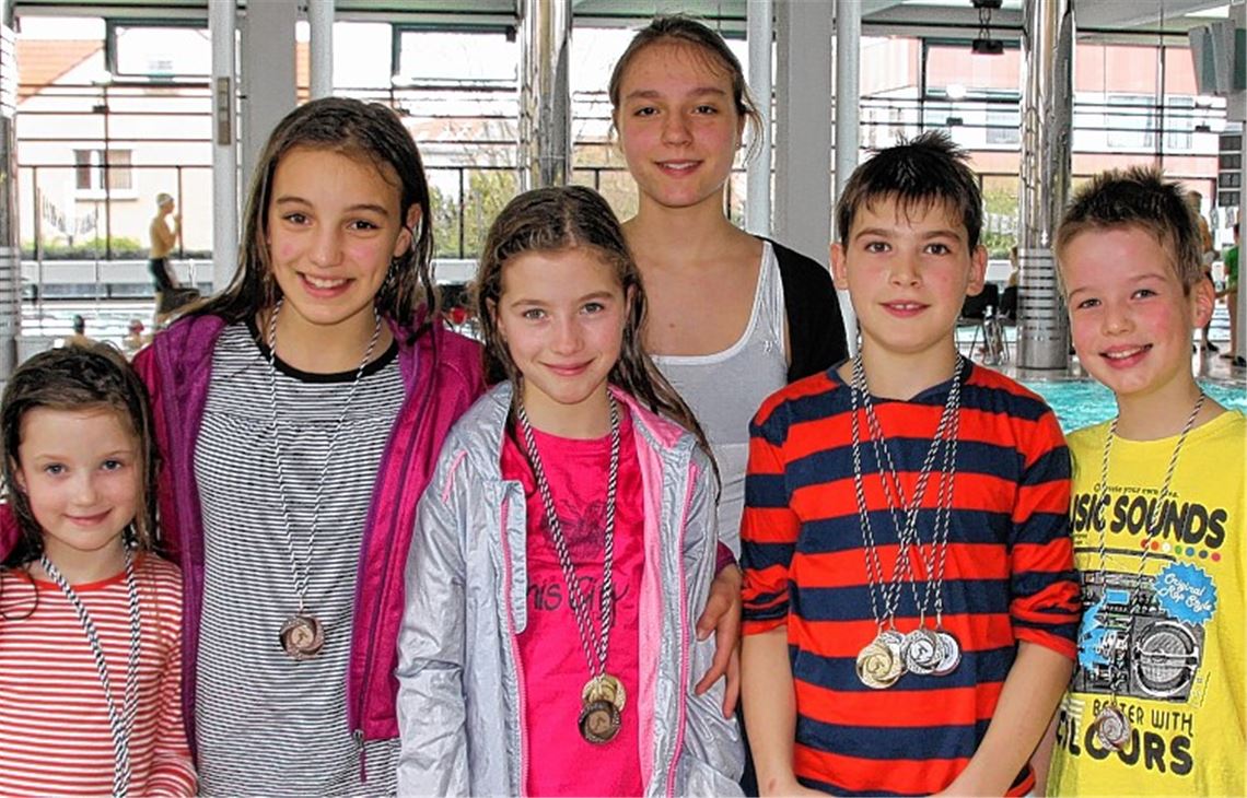 Die „L3“ der Wasserfreunde Mühlacker, Schwimmen: Leonie Schlimmer, Sara Asia Ben El Kilani, Finja Maurer, Luca Bellon, Ferdinand Schütz (v.li. mit Betreuerin Stefanie Wanschura im Hintergrund). Foto: privat