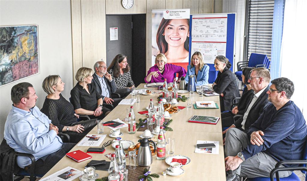 Die Lage am Arbeitsmarkt in der Region, wo viele Zulieferer der Automobilindustrie sitzen, spitzt sich zu. Am Tischende links im Bild die SPD-Bundestagsabgeordnete Katja Mast, rechts neben ihr die Vorsitzende der Geschäftsführung der Agentur für Arbeit Nagold-Pforzheim, Martina Lehmann. Foto: Bott