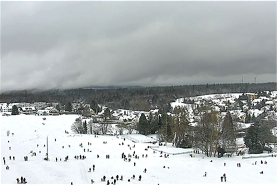 Die Lage am Dienstagnachmittag: Verhältnismäßig wenig Besucher genießen mit Abstand die schneebedeckten Hänge in Dobel. Screenshot: WebCam Dobel/Willimek