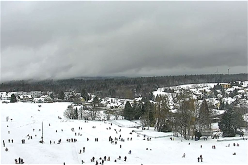 Die Lage am Dienstagnachmittag: Verhältnismäßig wenig Besucher genießen mit Abstand die schneebedeckten Hänge in Dobel. Screenshot: WebCam Dobel/Willimek