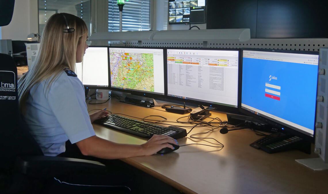 Die Lage im Griff: Bei ihr und ihren Kollegen laufen die Notrufe auf, die über die 110 getätigt werden. Foto: Friedrich