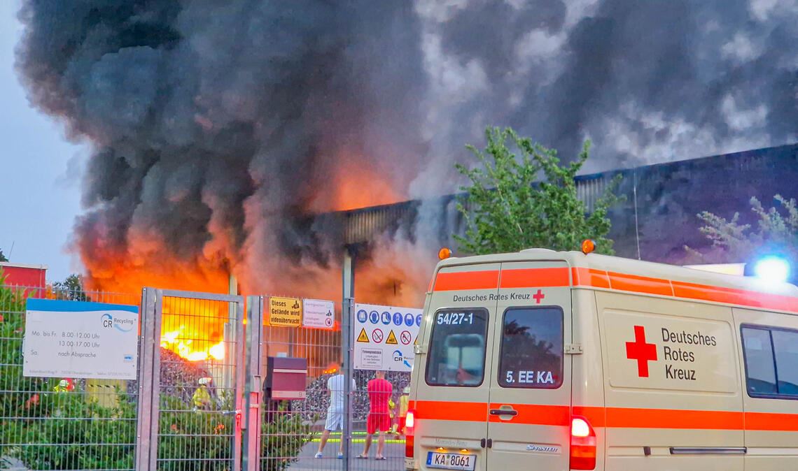Großbrand in Flehingen verursacht Millionenschaden Die Lagerhalle einer Recyclinganlage in Flehingen brennt lichterloh. Foto: Einsatz-Report24