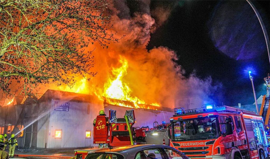 Die Lagerhalle war am Ostersonntag in Vollbrand geraten.