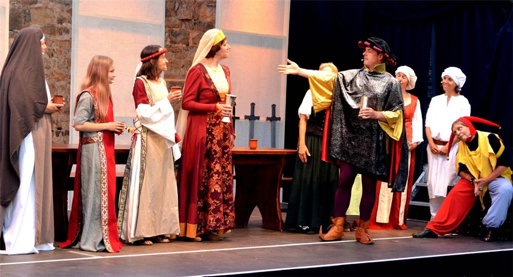 Die Laiendarsteller auf der Burgruine sorgen dafür, dass knapp 100 Premieren-Besucher einen unterhaltsamen Freilichttheaterabend erleben.Fotos: Stahlfeld
