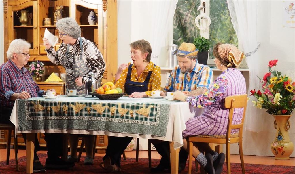 Die Laienspielgruppe „B’Sonder’s Bühn“ begeistert die Besucherinnen und Besucher mit dem Mundart-Dreiakter „Die Deppen vom Hühnerhof“. Foto: Müller
