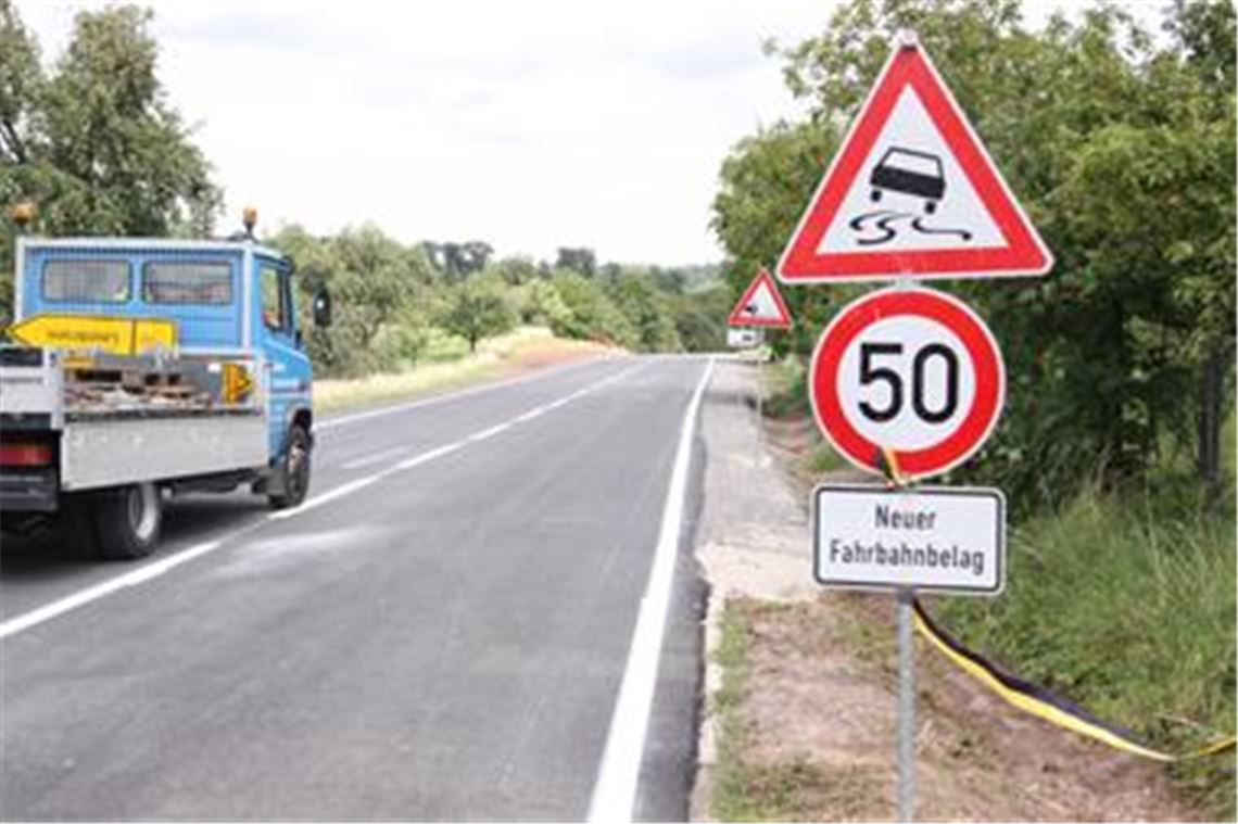 Die Landesstraße zwischen Sternenfels und Leonbronn ist offen für den Verkehr. Bauarbeiter räumen die letzten Umleitungsschilder ab.  
Foto: Goertz