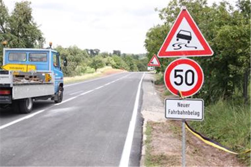Die Landesstraße zwischen Sternenfels und Leonbronn ist offen für den Verkehr. Bauarbeiter räumen die letzten Umleitungsschilder ab.  
Foto: Goertz