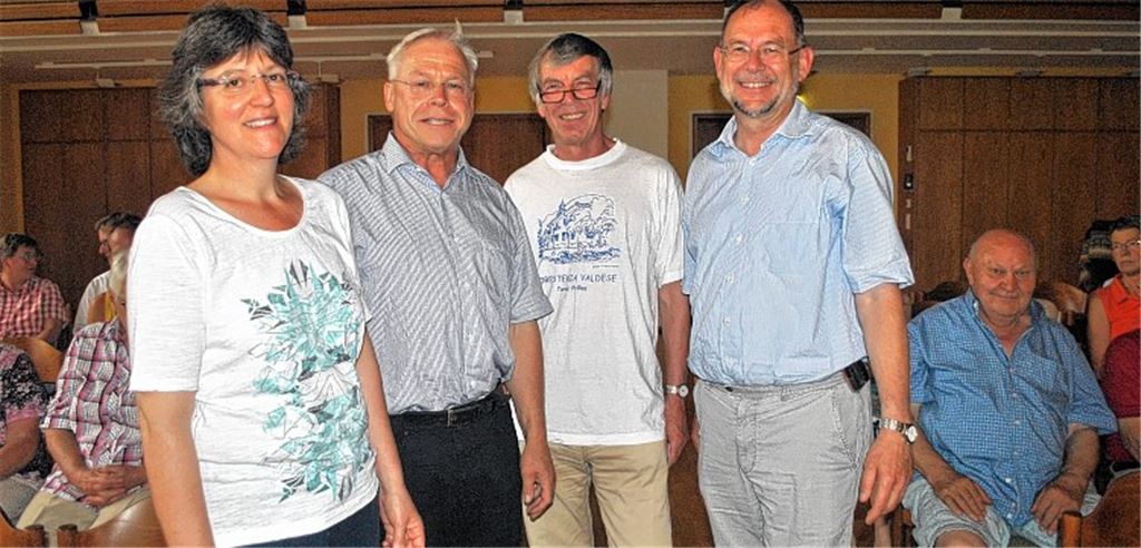 Die Landessynodalen Hans Veit (re.), Ulrich Hirsch (2.v.re.) und Dorothee Knappenberger begrüßen den Experten in Flüchtlingsfragen Klaus Rieth.Foto: Stahlfeld